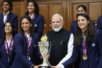 पंतप्रधानांच्या हातात वर्ल्ड कपची ट्रॉफी, शेजारी स्मृती अन् हरमन, Photo