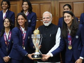 पंतप्रधानांच्या हातात वर्ल्ड कपची ट्रॉफी, शेजारी स्मृती अन् हरमन, Photo