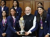 पंतप्रधानांच्या हातात वर्ल्ड कपची ट्रॉफी, शेजारी स्मृती अन् हरमन, Photo