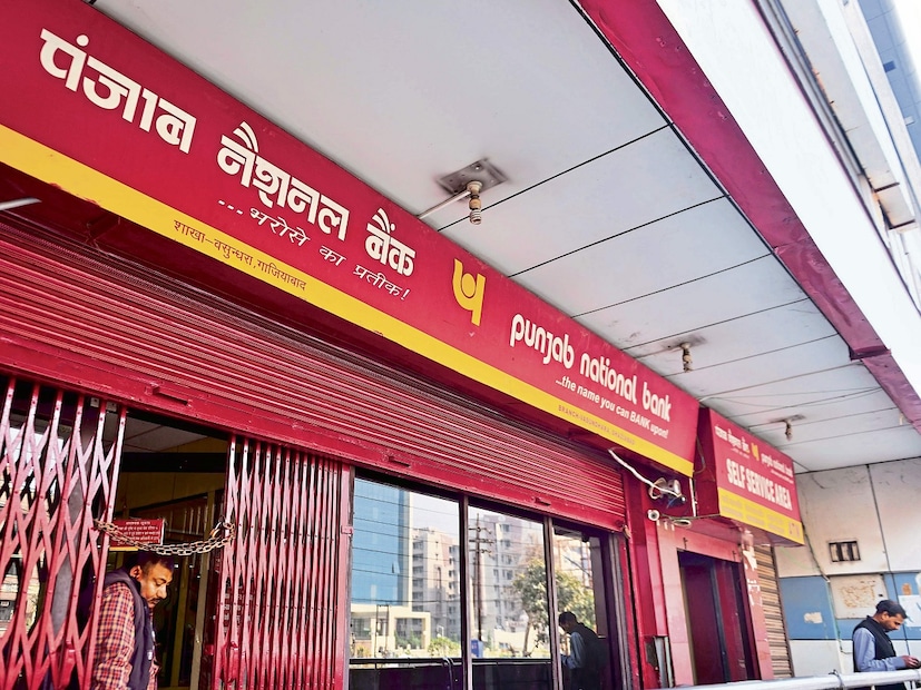 बँक अकाउंट बंद केले जाईल : पंजाब नॅशनल बँकेने आपल्या ग्राहकांना सतर्क केले आहे की जर त्यांनी 30 नोव्हेंबर 2025 पर्यंत त्यांचे ई-केवायसी अपडेट केले नाही तर त्यांचे अकाउंट आता कार्यरत राहणार नाही. याचा अर्थ असा की तुमच्या अकाउंटमध्ये बॅलेन्स असले तरीही तुम्ही व्यवहार करू शकणार नाही किंवा पैसे काढू शकणार नाही. बँकेने केवायसीसाठी 30 नोव्हेंबर 2025 ही अंतिम मुदत निश्चित केली आहे. बँकेने सुरुवातीला यासाठी ऑगस्टची अंतिम मुदत दिली होती, परंतु नंतर ती 30 नोव्हेंबरपर्यंत वाढवली. 