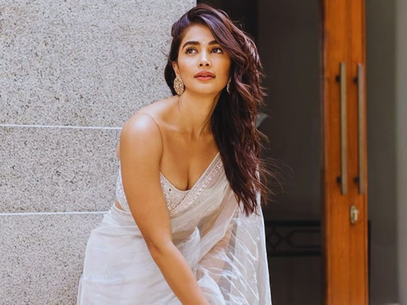 पूजाला लक्झरी कारची क्रेझ आहे. 2023 मध्ये तिने रेंज रोव्हर खरेदी केली. 2 कोटींची पोर्श केयेन, 80 लाखांची ऑडी क्यू7 आणि 60 लाख रुपयांची जॅग्वार ही कार आहे.  पूजा हेगडे लवकरच 'जाना नायकन' सिनेमात दिसणार आहे. थलापती विजय यात प्रमुख भूमिकेत आहे. 