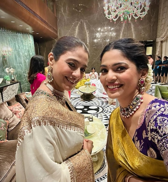 फोटोमध्ये तब्बू आणि पूजा दोघींनीही साडी नेसली आहे. पूजाने मेहंदी कलरची साडी, केसात मोगऱ्याचा गजरा लावला आहे. 