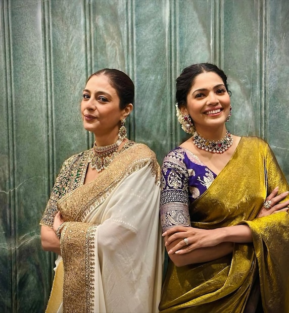 तर तब्बूने व्हाइट कलरची साडी गळ्याच चोकर घातला आहे. दोघेही साडीमध्ये खुपच क्यूट दिसत आहे. 