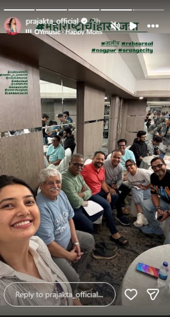 या फोटोमध्ये सचिन मोटे, सचिन गोस्वामी, सई ताम्हणकर, प्रसाद ओक, अमित फाळके असी सगळी मंडळी दिसत आहेत. हास्यजत्रेची संपूर्ण टीम ही सध्या नागपूरमध्ये एका कार्यक्रमासाठी गेली आहे. प्राजक्ताने तिच्या स्टोरीमध्ये #nagpur असं लिहिलं आहे.  