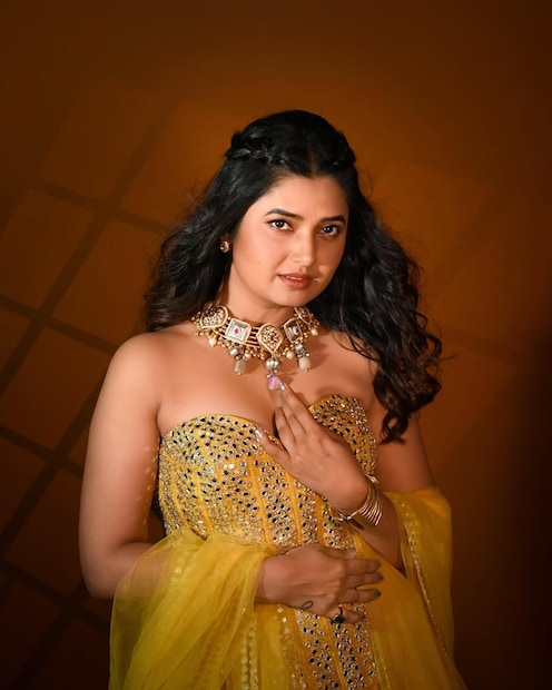 प्राजक्ताची स्टोरी पाहून प्राजक्ता नेमकी निघाली कुठे असा प्रश्न चाहत्यांना पडला आहे. अनेकांनी ती परदेशात जात असल्याचा अंदाज लावली, तर काहींनी बंगळुरूला आश्रमात जात असेल असं म्हटलं. तर काहींनी प्राजक्ताची नवी देवदर्शन यात्रा सुरू झाली असावी असा अंदाज लावला आहे. 