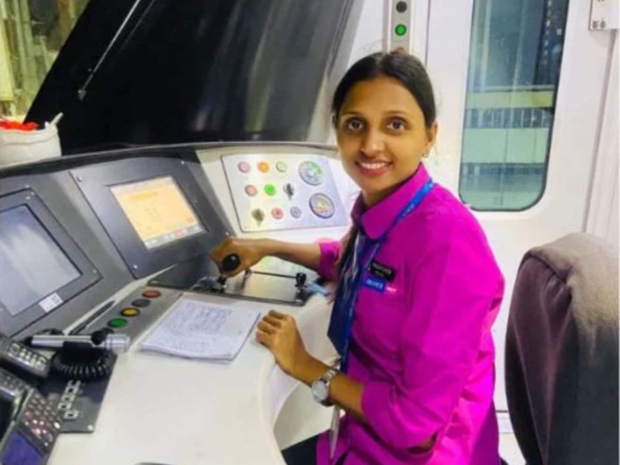 Success Story: शिक्षणासाठी पैसे नव्हते, आज तिच्यावर पुण्याचे लाखो लोक विश्वास ठेवून प्रवास करतात, मुरबाडच्या मेट्रो गर्लची संघर्षमय कहाणी Success Story: शिक्षणासाठी पैसे नव्हते, आज तिच्यावर पुण्याचे लाखो लोक विश्वास ठेवून प्रवास करतात, मुरबाडच्या मेट्रो गर्लची संघर्षमय कहाणी