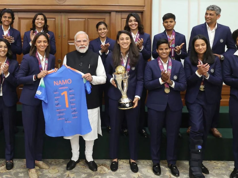 पंतप्रधान नरेंद्र मोदी यांनी महिला खेळाडूंसोबत गप्पा मारल्या होत्या. त्याचसोबत त्यांच्यासोबत नाश्ता देखील केला होता. यावेळी पंतप्रधान मोदी यांनी स्वत:च्या हाताने प्रतिका रावलला नाश्ता दिला होता.या संदर्भातला व्हिडिओ देखील व्हायरल झाला होता.