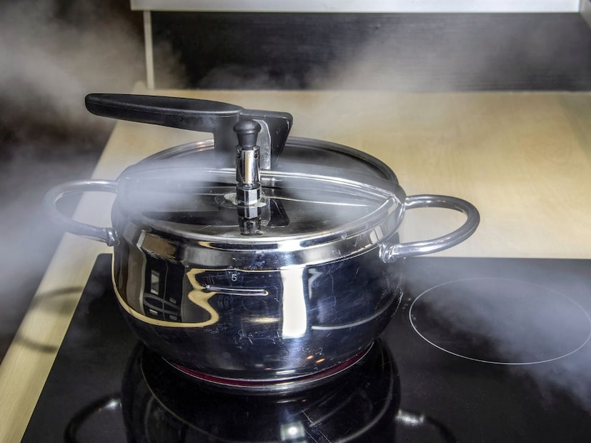 कोलम, सुरती किंवा उकडा तांदूळ (जाड तांदूळ), हे तांदूळ घट्ट असतात, त्यामुळे पाण्याचं प्रमाण जास्त लागतं. 1 कप तांदूळ + 2.5 कप पाणी आणि त्यासाठी 4 ते 5 शिट्ट्या करणं गरजेचं आहे.