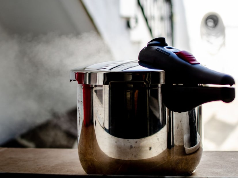 ब्राऊन राईस शिजायला जास्त वेळ घेतो. 1 कप तांदूळ + 3 कप पाणी आणि 6 ते 7 शिट्ट्या करणं गरजेचं आहे. कारण त्याशिवाय ते शिजत नाही.