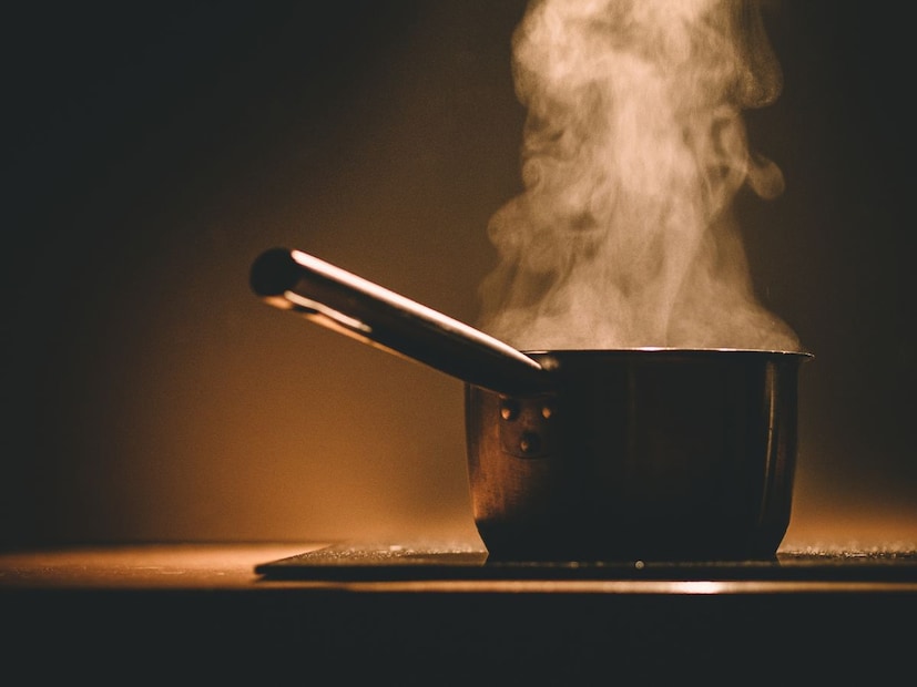 साधा पांढरा तांदूळ, 1 कप तांदूळ + 2 कप पाणी 2 ते 3 शिट्ट्या पुरेशा आहेत. यामुळे भात मऊ, मोकळा आणि चविष्ट होतो.