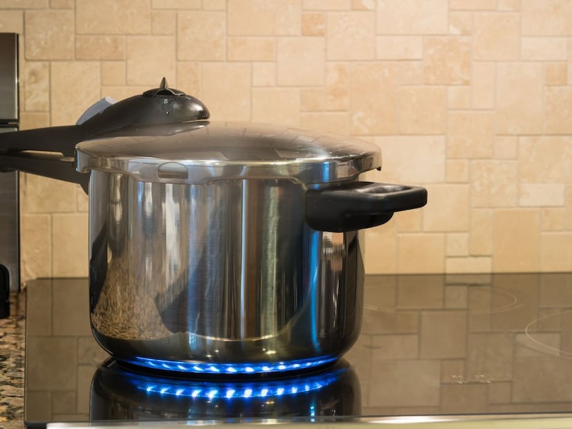 कुकर वापरताना काही छोट्या टिप्सलक्षात ठेवा कुकर जास्त मोठा असेल तर 1 शिट्टी वाढते. तांदूळ आधी भिजवले असतील तर 1 शिट्टी कमी करा. पाण्याचं प्रमाण बदललं तर शिट्ट्याही कमी-जास्त होतात.