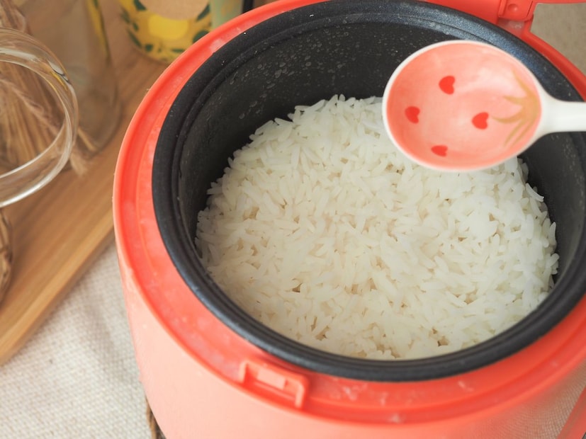 हो अनेकांना वाटतं की 3 शिट्या कुकरच्या केल्या की भात शिजतो. पण इथेच तुम्ही मोठी चुक करता. प्रत्येक वेळी भात शिजवताना 3 शिट्या पुरेशा नसतात. मग आता तुमच्या मनात प्रश्न उभा राहिला असेल की मग भात शिजवताना कुकरला किती शिट्या करणं योग्य आहे?