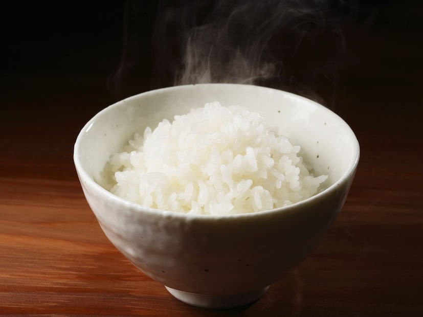 भारतीय जेवणाचा ताट भाताशिवाय पूर्णच होत नाही. भात हा आपल्या रोजच्या जेवणाचा महत्वाचा भाग. त्यामुळे भात खाल्ला नाही तर आपलं पोट भरलंय असं लोकांना वाटत नाही. अनेक जण भात साध्या पातेल्यात शिजवतात, पण असे अनेक लोक आहेत जे प्रेशर कुकरमध्ये भात बनवणं पसंत करतात. कारण कुकरमध्ये भात पटकन शिजतो, गॅसची बचत होते आणि मध्ये-मध्ये उघडून पाहण्याची गरजही नसते. पण कुकरमध्ये भात करताना लोक सर्वात मोठी चुक करतात ती शिट्यांमध्ये.... भारतीय जेवणाचा ताट भाताशिवाय पूर्णच होत नाही. भात हा आपल्या रोजच्या जेवणाचा महत्वाचा भाग. त्यामुळे भात खाल्ला नाही तर आपलं पोट भरलंय असं लोकांना वाटत नाही. अनेक जण भात साध्या पातेल्यात शिजवतात, पण असे अनेक लोक आहेत जे प्रेशर कुकरमध्ये भात बनवणं पसंत करतात. कारण कुकरमध्ये भात पटकन शिजतो, गॅसची बचत होते आणि मध्ये-मध्ये उघडून पाहण्याची गरजही नसते. पण कुकरमध्ये भात करताना लोक सर्वात मोठी चुक करतात ती शिट्यांमध्ये....