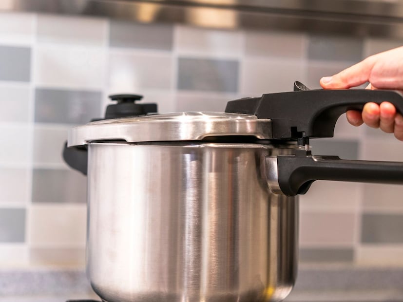 बासमती तांदूळबासमती तांदूळ हलका आणि सैल होण्यासाठी 1 कप तांदूळ + 1.5 कप पाणी आणि त्यासाठी 1 ते 2 शिट्ट्या पुरेशा आहेत. जास्त शिट्ट्या दिल्या तर भात चिकट होऊ शकतो.