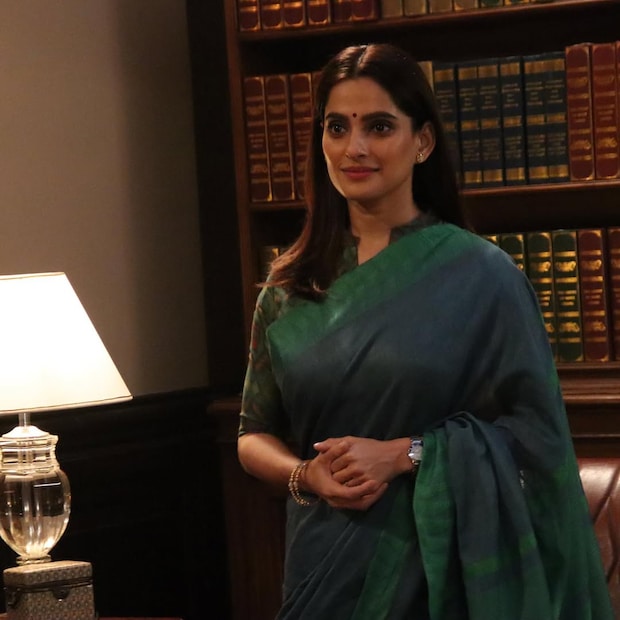 प्रिया बापटची गाजलेली ओटीटी सीरिज म्हणजे सिटी ऑफ ड्रिम. या सीरिजमधील प्रियाचा हा साडी लुक. सीरिजमध्ये तिने साकारलेली पूर्णिमा गायकवाड जितकी प्रेक्षकांना आवडली तितक्याच साड्याही प्रेक्षकांना आवडल्या. 