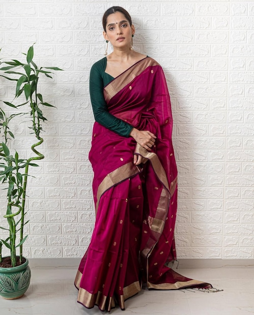 फुल स्लिव्स ब्लॉऊज आणि जांभळ्या रंगाची साडी प्रियावर खूप शोभून दिसत आहे. वेस्टर्न कपड्यांसारखीच साडीतही ती खूप सुंदर दिसतेय. 