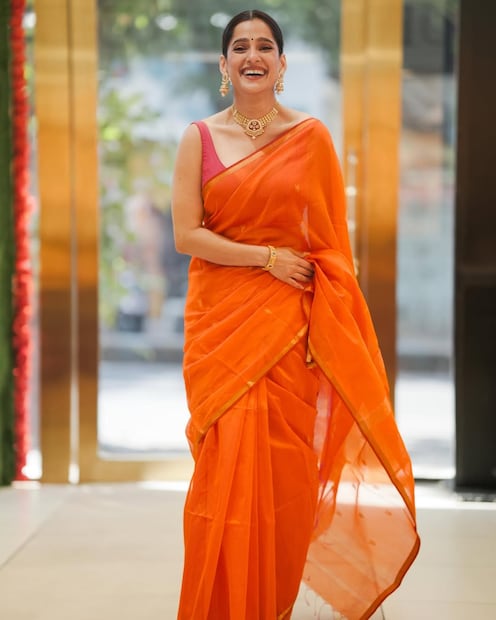 कॉटनची ऑरेंज साडी आणि त्यावर स्लिवलेस ब्लाऊज. प्रियाच्या निळख हास्याने तिच्या या साडी लुकला चार चांद लावले आहेत. साडीत प्रियाचं सौंदर्य काही औरच खुललं आहे. 
