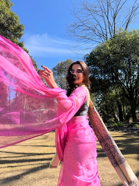 प्रिया बापटचा 'असंभव' हा मराठी सिनेमा लवकरच रिलीज होतोय. नैनीतालच्या निसर्गरम्य ठिकाणी या सिनेमाचं शूटींग झालं. 'असंभव' सिनेमाच्या सेटवरचे फोटो प्रियाने शेअर केलेत. 