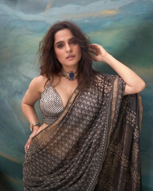 फक्त वेस्टर्न कपड्यांत नाही तर साडीतही प्रियाचा बोल्ड अवतारा पाहायला मिळतोय. स्लिवलेस बोल्ड ब्लाऊज, गळ्यात चोकर आणि मोकळे केसांनी प्रियाच्या लुकला चार चांद लावले आहेत. 