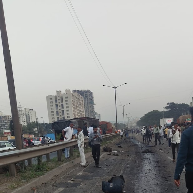 या धडकेनंतर दोन्ही कंटेनरने अचानक पेट घेतला होता.त्यामुळे कंटेनरचालक बाहेर पडले होते. पण दोन्ही कंटेनरच्यामध्ये एक कार अडकली होती.