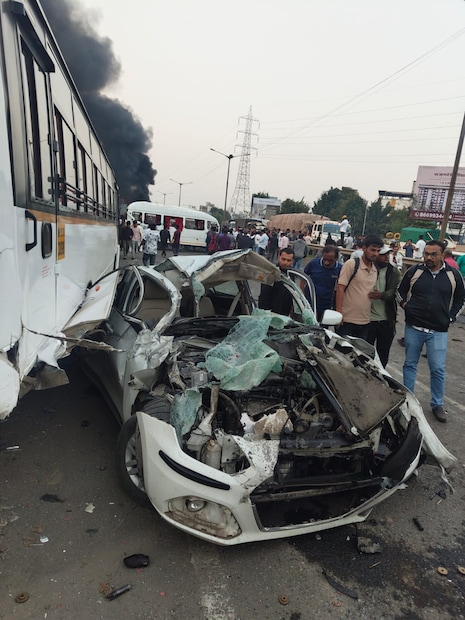 या घटनेनंतर २ अग्निशामक दलाचे वाहन घटनास्थळी दाखल झाल्या आहेत. कंटेनलरला लागलेली आग विझवण्यात आली आहे. या अपघातात ५ जणांचा मृत्यू झाल्याची माहिती मिळत आहे. तर २० जण जखमी झाले आहे.