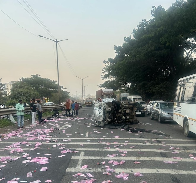 नवले पुलावर अनेक गाड्या रस्त्यावर उलटलेल्या आहे. यामध्ये अनेक गाड्यांचं प्रचंड नुकसान झालं आहे. 