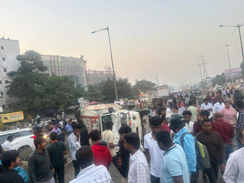  पुणे बंगळुरू महामार्गावर हा अपघात घडला होता. भरधाव कंटेनरचं ब्रेक फेल झालं आणि समोर येईल त्या वाहनांना उडवत पुढे गेला. फोटोमध्ये स्पष्ट दिसतंय की, महामार्गावर अनेक वाहनं रस्त्यावर उलटलेली पाहण्यास मिळत आहे.