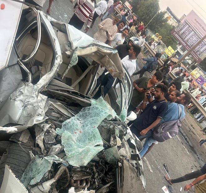  नवले पुलावर अनेक गाड्यांना धडक दिली आहे. एक मारुती सुझुकी डिझायर कारचा या अपघातात चक्काचूर झाला आहे.