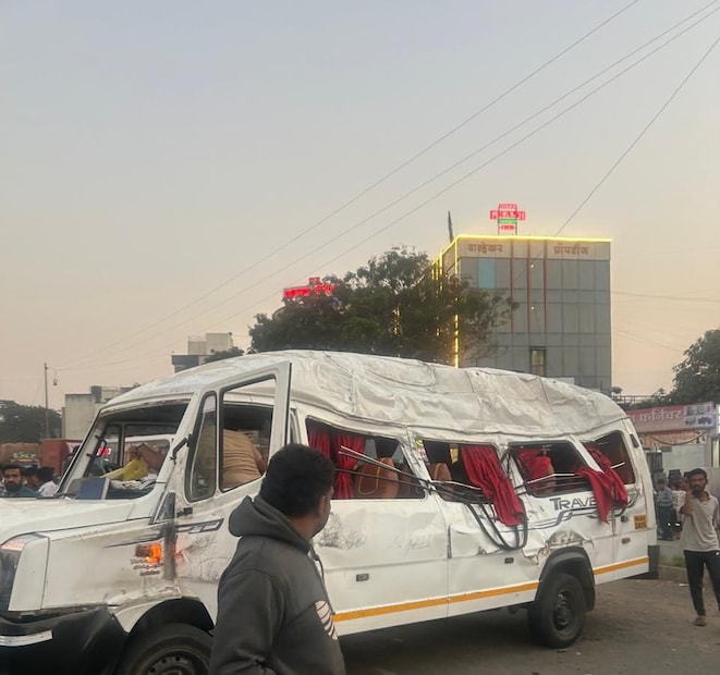 नवले पुलावर हा अपघात इतका भीषण होता की, कंटेनरने समोर येईल त्या वाहनाला धडक दिली. यामध्ये एक मिनी व्हॅनचा चुराडा झाला आहे. 