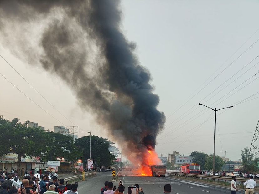 पुण्यातील नवले पुलावर पुन्हा एकदा भीषण अपघात घडला आहे. भरधाव ट्रकने अनेक वाहनांना धडक दिली आणि त्यानंतर आग लागली. या घटनेमध्ये ५ जणांचा मृत्यू झाल्याची माहिती समोर आली आहे. या घटनेत २० पेक्षा जास्त जण जखमी झाल्याचं वृत्त आहे. जखमींना तातडीने रुग्णालयात दाखल करण्यात आलं आहे. पुण्यातील नवले पुलावर पुन्हा एकदा भीषण अपघात घडला आहे. भरधाव ट्रकने अनेक वाहनांना धडक दिली आणि त्यानंतर आग लागली. या घटनेमध्ये ५ जणांचा मृत्यू झाल्याची माहिती समोर आली आहे. या घटनेत २० पेक्षा जास्त जण जखमी झाल्याचं वृत्त आहे. जखमींना तातडीने रुग्णालयात दाखल करण्यात आलं आहे.