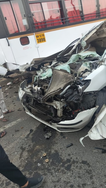 भरधाव कंटेनरने वाहनांना धडक देत पुढे गेला. त्यानंतर एका कंटेनरला जाऊन धडकला. यावेळी दोन्ही कंटेरनमध्ये एक कार सापडली. या कारमध्ये ३ ते ५ जण होते अशी माहिती समोर आली आहे.