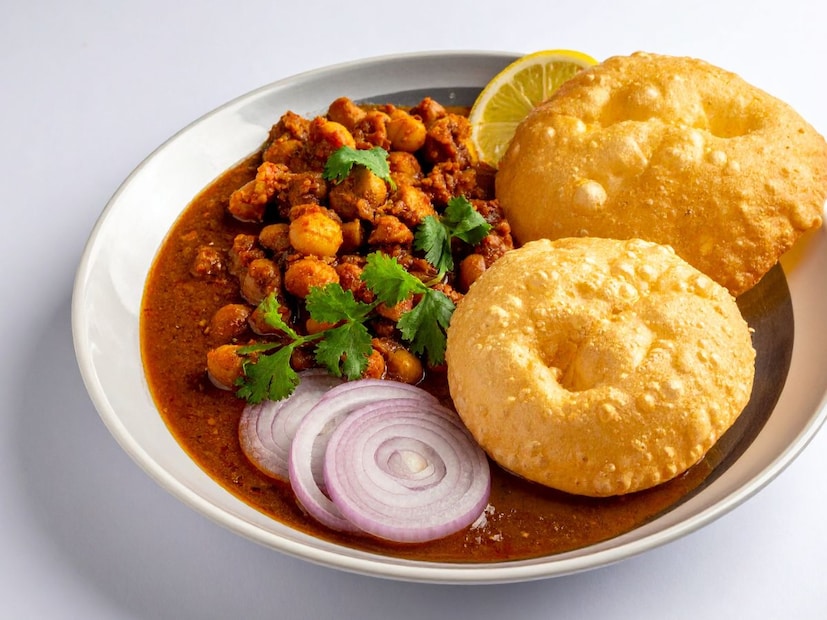 तांदळाचे पीठ मिसळल्याने काय होते?जेव्हा तुम्ही गव्हाच्या पिठात तांदळाचे पीठ मिसळता, तेव्हा ते कमी तेल शोषून घेते. तांदळाचे पीठ पिठामध्ये अतिरिक्त ग्लूटेन तयार होण्यास प्रतिबंध करते. यामुळे पीठ जास्त लवचिक होत नाही आणि पुऱ्या कमी तेल शोषून घेतात.