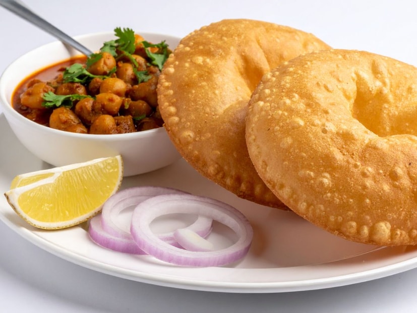 पुरी बनवण्यासाठी पीठ मळताना करा 'हे' कामतुम्ही जेव्हा जेव्हा पुरी बनवता, तेव्हा तुमच्या पुऱ्या खूप तेल शोषून घेतात का? पुरी फुगत नाही आणि कडक होते, ज्यामुळे ती खाण्यायोग्य राहत नाही का? तर, पीठ मळताना ही छोटीशी युक्ती वापरून पाहा. यामुळे तुमच्या पुऱ्या जास्त तेल शोषून घेणार नाहीत आणि परफेक्ट फुगतीलही.