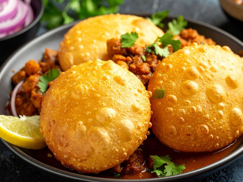 पण प्रत्येकवेळी पुऱ्या चांगल्या येतातच असं नाही. अशावेळी गृहिणींना प्रश्न पडतो की असं काय चुकलं की पुऱ्या फुगत नाहीत किंवा कडक होतात? किंवा काय केल्याने पुऱ्या चांगल्या होतील. शिवाय पुऱ्या तेलही कमी शोषलं जाईल, ज्यामुळे ती थोड्याप्रमाणात का होईना हेल्दी राहिल.  म्हणून, सर्वात महत्त्वाचे आहे, पीठ व्यवस्थित मळणे. पिठात फक्त एक गोष्ट मिसळल्यास तुमच्या पुऱ्याही अतिशय मऊ आणि फुगलेल्या बनू लागतील.