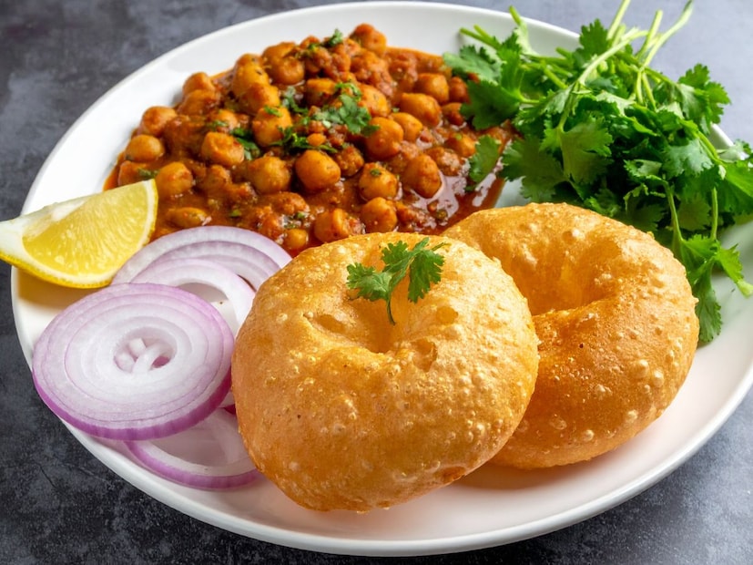 परफेक्ट पुरी बनवण्याची युक्तीटेक्सचर आणि आकार: तांदळाचे पीठ पुऱ्यांना उत्कृष्ट पोत (Texture) आणि आकार देते.

टम्म फुगतील: गरम तेलात टाकताच प्रत्येक पुरी व्यवस्थित फुगते.

थंड झाल्यावरही मऊ: थंड झाल्यावरही त्या मऊ राहतात.

क्रिस्पीनेस: गव्हाच्या पिठात मैदा मिसळल्याने पुऱ्या हलक्याशा खुसखुशीतही बनतात.