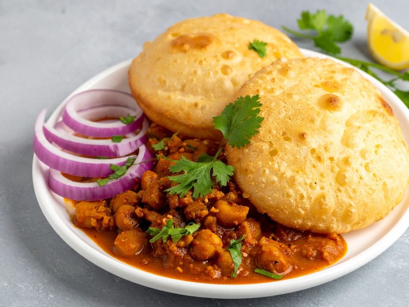 तुम्हाला तेलापासून दूर राहायचे आहे, पण पुरी खाण्याची इच्छा आहे, तर तुम्ही पुरीच्या पिठात थोडेसे तांदळाचे पीठ (Rice Flour) मिसळा. पुरी बनवण्यासाठी गव्हाचे पीठ वापरले जाते, पण पुऱ्या जास्त तेल शोषू नयेत यासाठी तुम्ही गव्हाच्या पिठात थोडेसे (सुमारे 1-2 चमचे) तांदळाचे पीठ मिसळून पाहा.