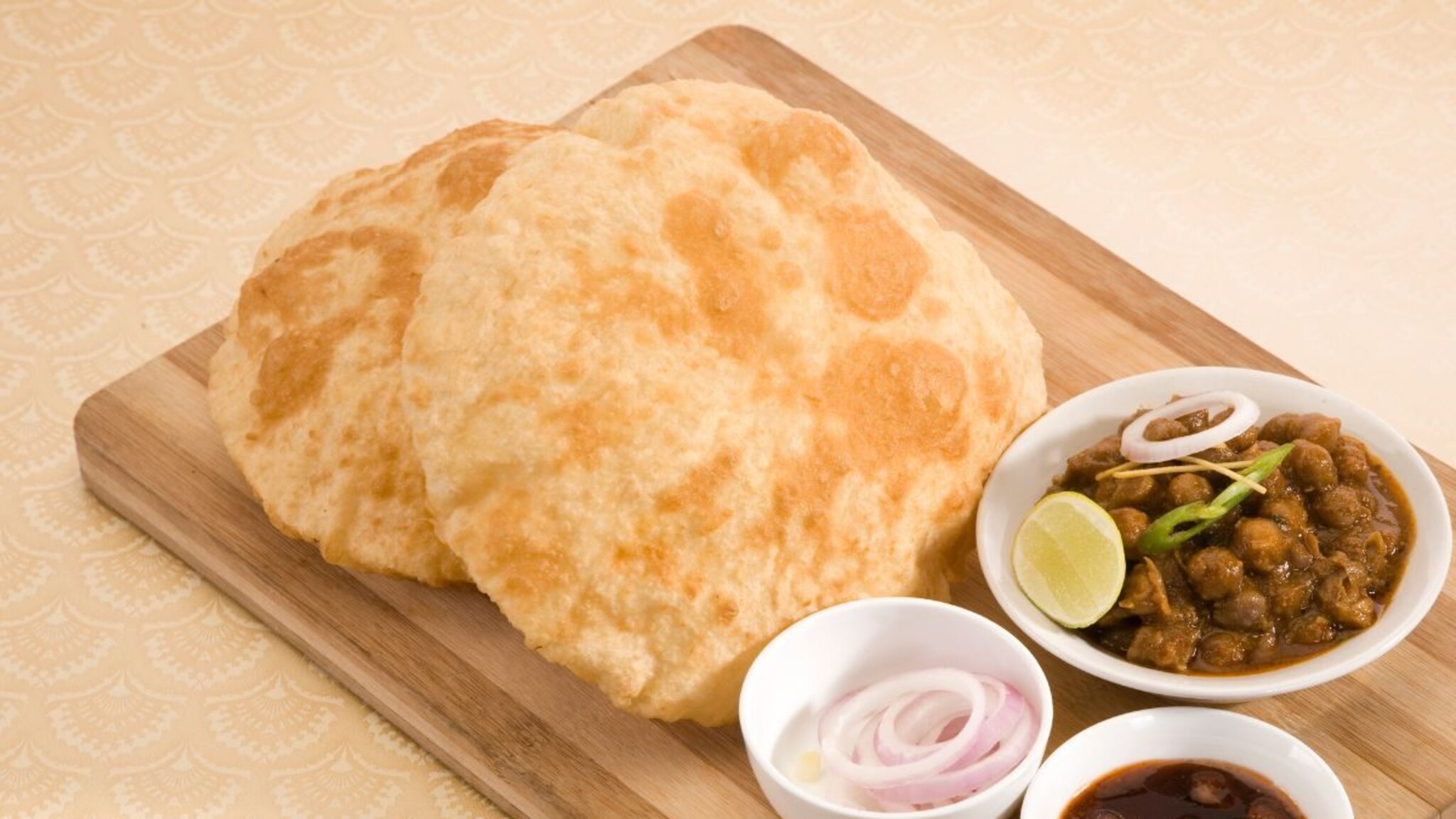 परफेक्ट पुऱ्या कशा बनवायच्या? पिठ मळताना फक्त ही एक गोष्ट टाका, मग तेलही लागेल कमी