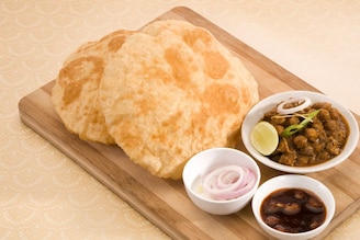 परफेक्ट पुऱ्या कशा बनवायच्या? पिठ मळताना फक्त ही गोष्ट टाका, मग तेलही लागेल कमी