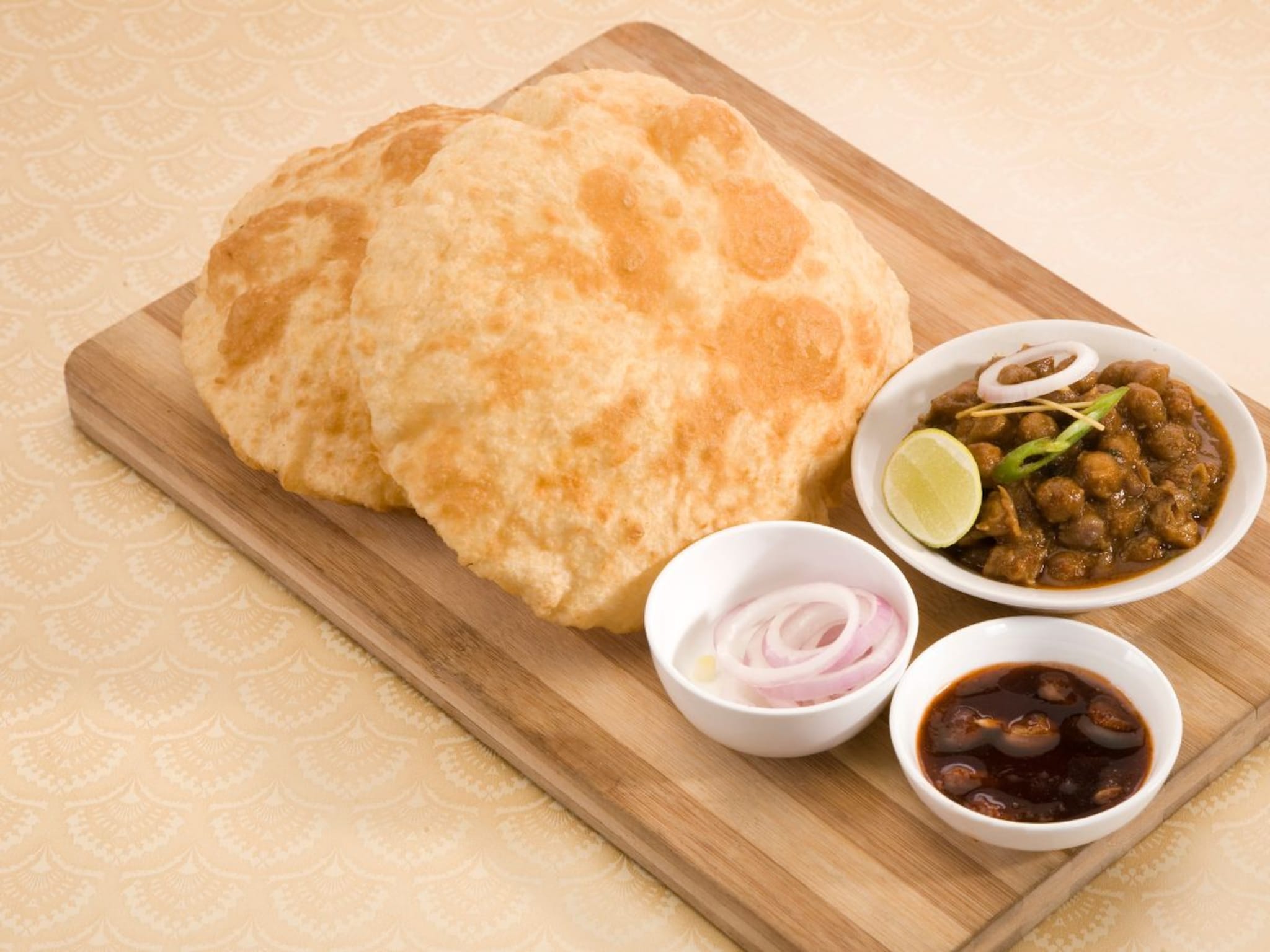 परफेक्ट पुऱ्या कशा बनवायच्या? पिठ मळताना फक्त ही एक गोष्ट टाका, मग तेलही लागेल कमी