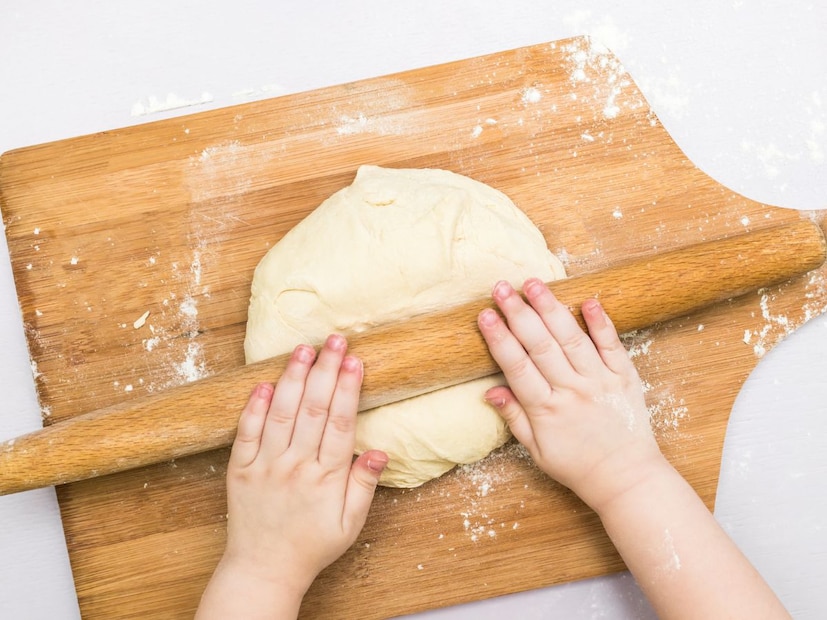 पीठ कसे मळावे?गव्हाचे पीठ आणि तांदळाचे पीठ घ्या.
मिसळा: यात चवीनुसार मीठ आणि थोडेसे तेल किंवा तूप मिसळा. (तेल मिसळल्याने पुऱ्या मऊ राहतात.)
 गरम पाण्याचा वापर करून पीठ मळा. (पुरीसाठी पीठ घट्ट आणि कडक मळावे लागते.)
पीठ मळल्यानंतर ते 20 ते 30 मिनिटे झाकून ठेवा. यामुळे पुऱ्या अधिक चांगल्या फुगतात.