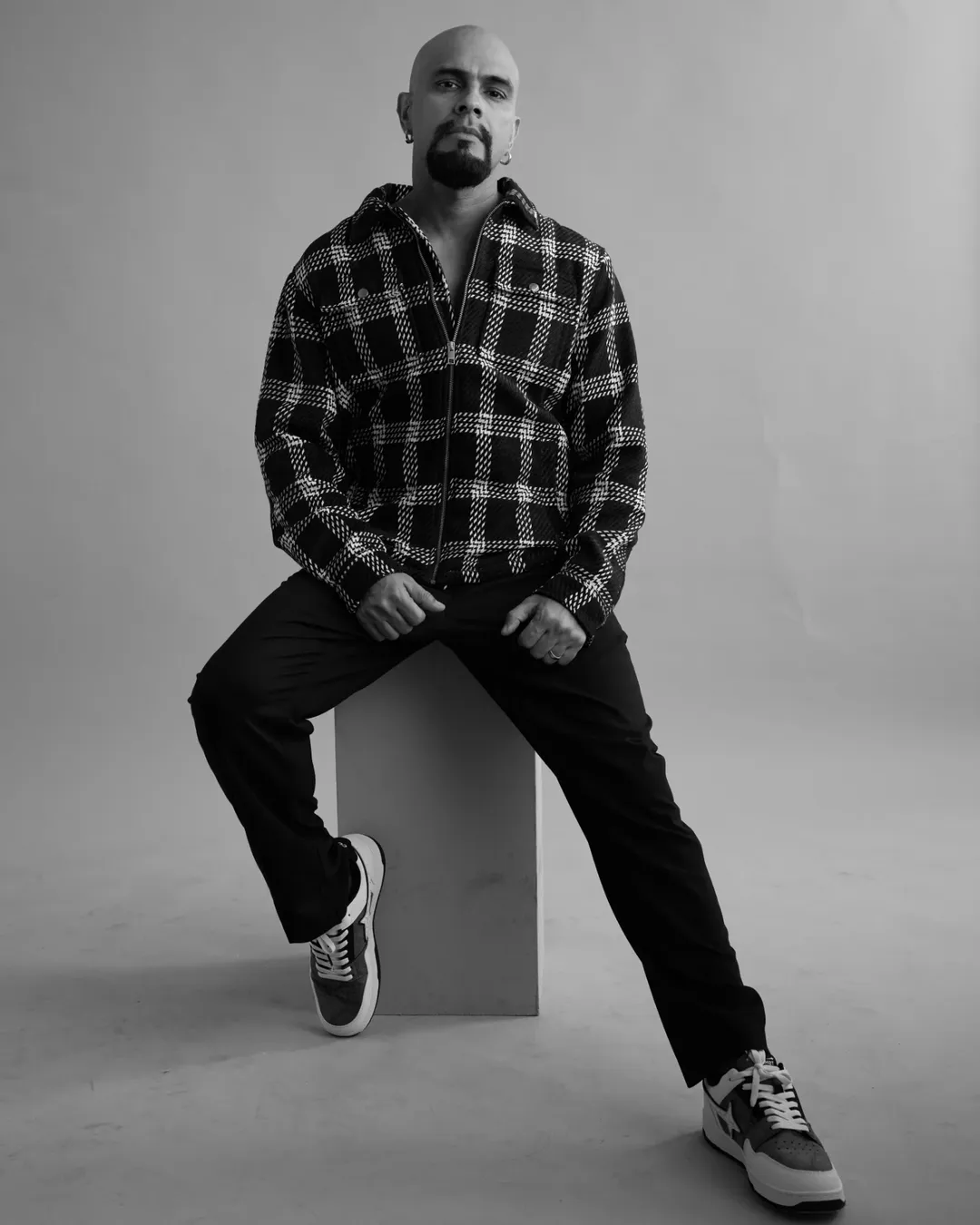 मुंबई: टीव्हीवरील लोकप्रिय रिअॅलिटी शो 'रोडीज' मुळे प्रसिद्धीझोतात आलेला आणि आपल्या रोखठोकपणामुळे नेहमी वादात असणारा रघु राम पुन्हा एकदा चर्चेत आला आहे. यावेळी त्याने महिलांवर केलेल्या एका अत्यंत आक्षेपार्ह आणि वादग्रस्त विधानामुळे नवा वाद उभा राहिला आहे. रघुने दावा केला आहे की, पुरुषांना होणाऱ्या अनेक मानसिक आणि शारीरिक समस्यांसाठी महिलाच जबाबदार आहेत.