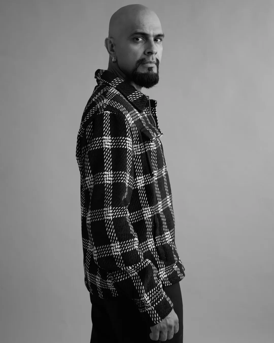 रघु रामने दावा केला की, स्त्रिया भावनिकदृष्ट्या उघड असलेल्या पुरुषांची मागणी करतात, पण प्रत्यक्षात त्या तसे पुरुष स्वीकारत नाहीत. तो म्हणाला, 