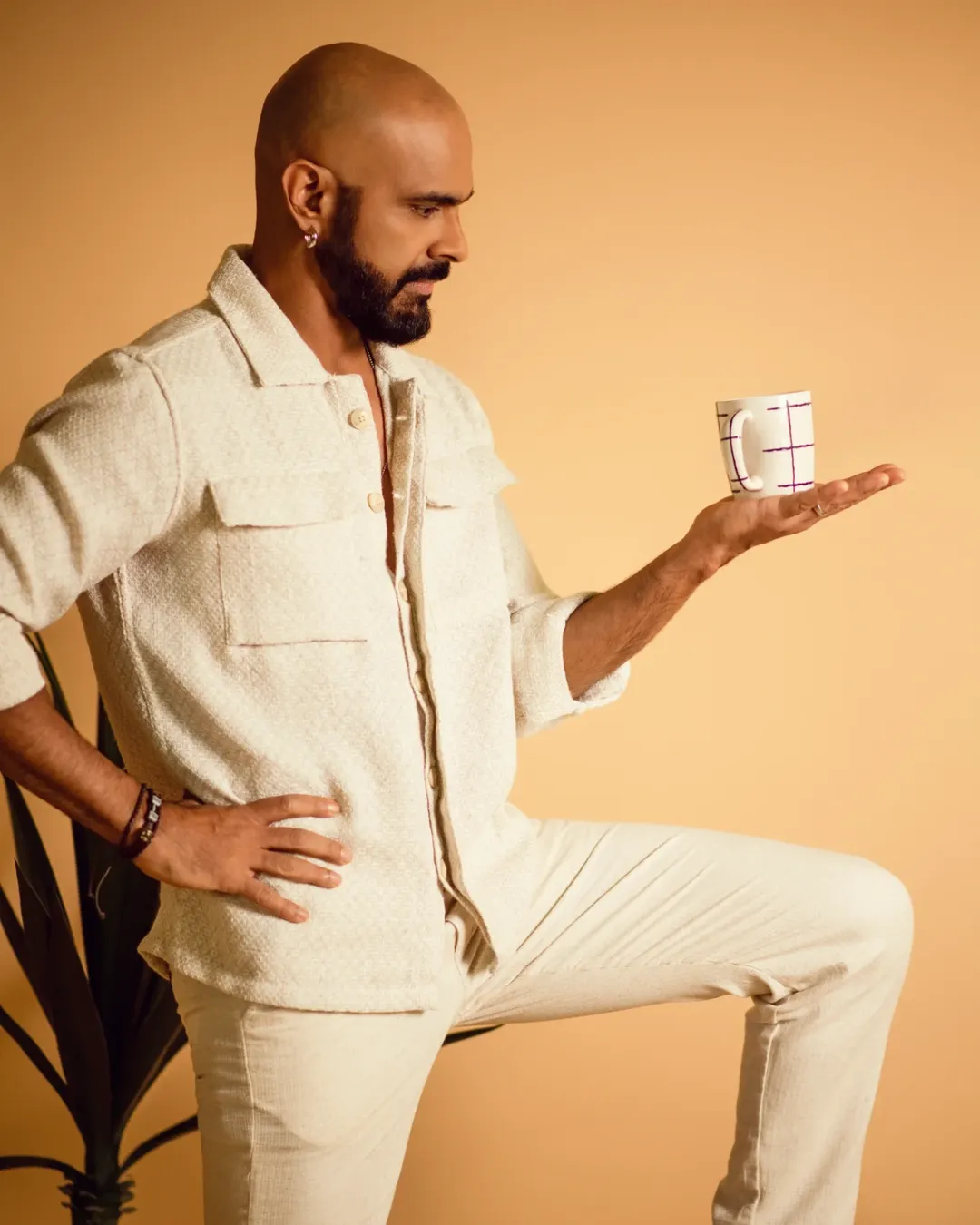 रघु रामने 'रघु बॉक्स' या त्याच्या यूट्युब चॅनलवर एका महिलेच्या कमेंटचे उदाहरण दिले. त्या महिलेने म्हटले होते की, जे पुरुष कमवत नाहीत, त्यांचा ती आदर करणार नाही. रघु रामने यावर प्रश्न केला, 