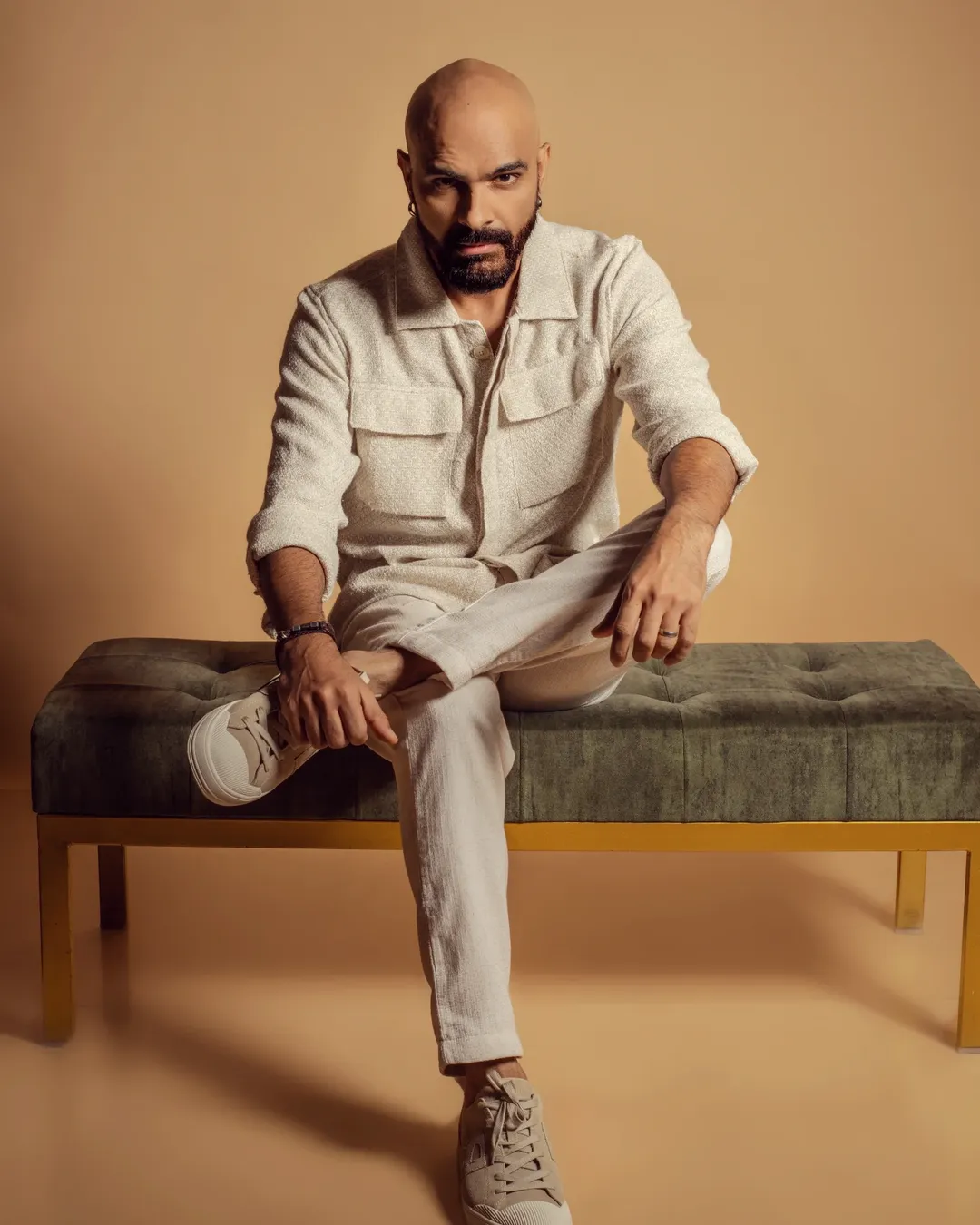 'टू गर्ल्स अँड टू कप्स' नावाच्या एका पॉडकास्टमध्ये बोलताना रघु रामने हे अत्यंत टोकाचे विधान केले. त्याने म्हटले की, ६० वर्षांनंतर अनेक पुरुषांचा मृत्यू हार्ट अटॅकने होतो किंवा ते आत्महत्या करतात, कारण हे सर्व ते कोणत्या प्रकारच्या महिलांसोबत रिलेशनशिपमध्ये आहेत यावर अवलंबून असते.