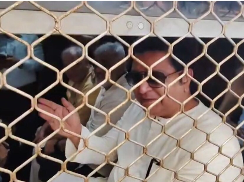 या दरम्यान त्यांनी ५ ट्रेन सोडल्या. अखेर गर्दी नसलेल्या ट्रेनमधून त्यांनी प्रवास केला. यावेळी ते विंडो सीटवर बसले होते. त्यांनी दादर ते चर्चगेट असा प्रवास केला. 