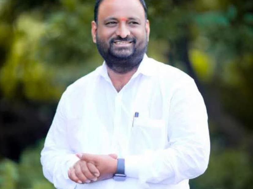 बीड जिल्ह्यातून एक धक्कादायक घटना समोर आली आहे. या घटनेत शरद पवार यांच्या राष्ट्रवादीचे नेत्यावर जीवघेणा हल्ला केल्याची घटना घडली आहे. बीडच्या आष्टी मध्ये ही घटना घडली आहे. बीड जिल्ह्यातून एक धक्कादायक घटना समोर आली आहे. या घटनेत शरद पवार यांच्या राष्ट्रवादीचे नेत्यावर जीवघेणा हल्ला केल्याची घटना घडली आहे. बीडच्या आष्टी मध्ये ही घटना घडली आहे.