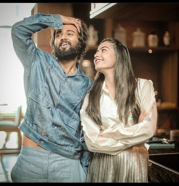 रश्मिका मंदान्ना आणि विजय देवरकोंडा यांनी गेल्या महिन्यात हैदराबादमधील गुपचूप साखरपुडा केला. दोघांच्या साखरपुड्याला जवळचे नातेवाईक आणि मित्र उपस्थित होते. दोघांनी साखरपुडा इतका प्रायव्हेट ठेवला की साखरपुड्याचा एकही फोटो समोर आला नाही.