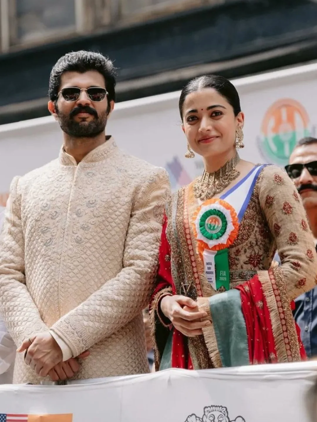 पण दोघांना एअरपोर्टवर स्पॉट करण्यात आलं तेव्हा दोघांच्याही हातात साखरपुड्याची अंगठी दिसली. त्यावरून दोघांचा साखरपुडा झाला आहे हे कन्फर्म झालं. 