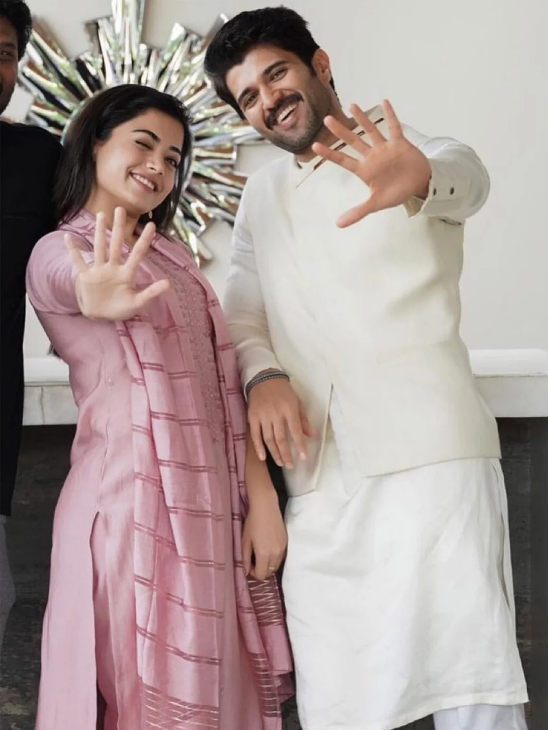 मीडिया रिपोर्टनुसार, रश्मिका आणि विजय यांचा लग्न समारंभ शाही थाटात आणि पारंपारिक विधींनी पार पडणार आहे.  सोशल मीडियावर व्हायरल झालेल्या पोस्टनुसार, त्यांचे भव्य लग्न 26 फेब्रुवारी 2026 रोजी आहे.  राजस्थानमधील उदयपूर येथील एका आलिशान राजवाड्यात हे लग्न होणार आहे.