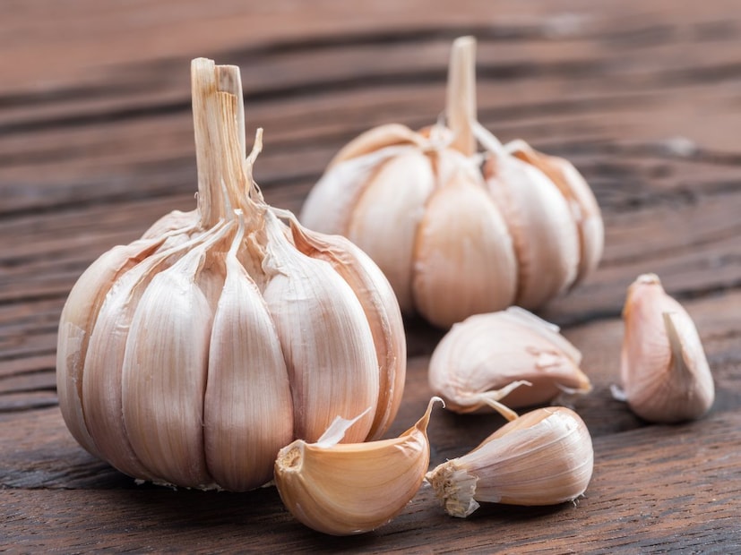 4. लसूण आणि कांद्याची पोटलीपाल आणि उंदीर दोघांनाही कांदा आणि लसूणाचा वास सहन होत नाही. त्यामुळे दोन्ही बारीक चिरून एक कपड्यात बांधा आणि घराच्या त्या कोपऱ्यांवर ठेवा जिथे हे वारंवार दिसतात. हा उपाय पूर्णपणे नैसर्गिक आणि अतिशय प्रभावी आहे.